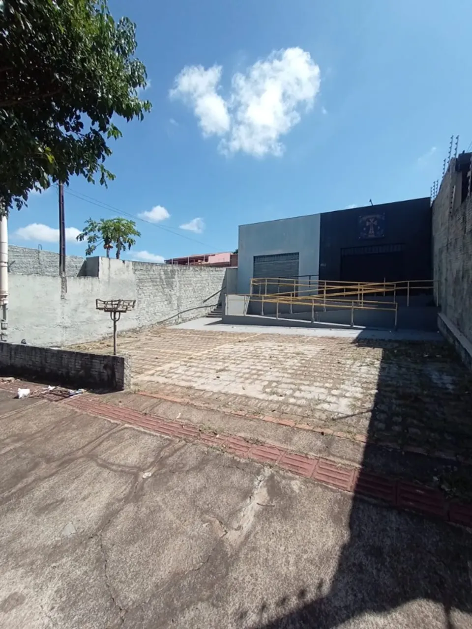 2 salões comerciais -bairro e no centro - leia com atenção.