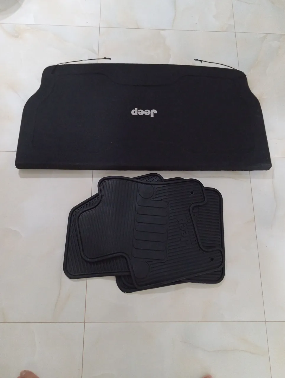 Tampão personalizado e tapete original do Jeep Renegade