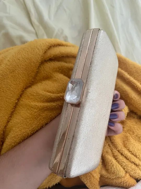 Bolsa de mão dourada com pedraria - Foto 2