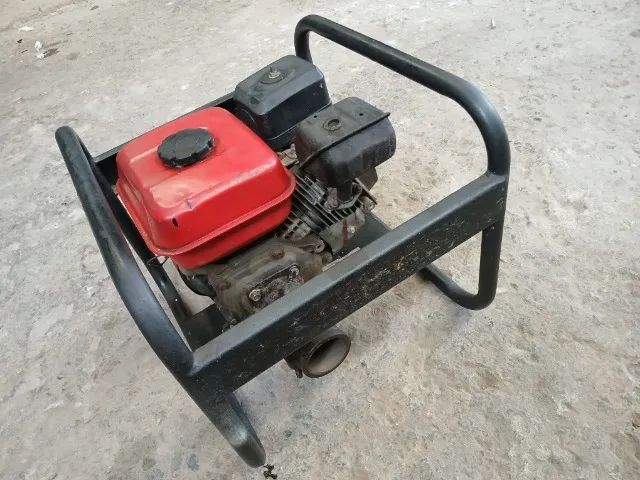Motor para vibrador de concreto a gasolina 5,5 HP usado. Marca Branco. Motor 4 tempos,