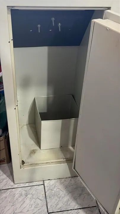 COFRE 130KG, COM BOCA DE LOBO (ABERTURA SUPERIOR PARA "JOGAR" VALORES)