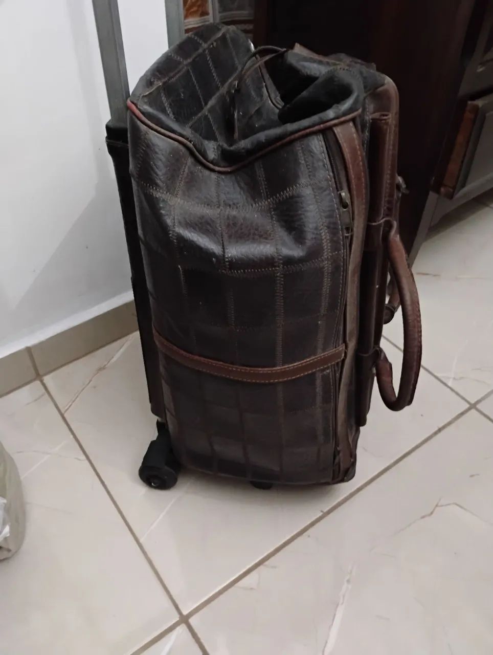 Mala de viagem marrom com rodinhas
