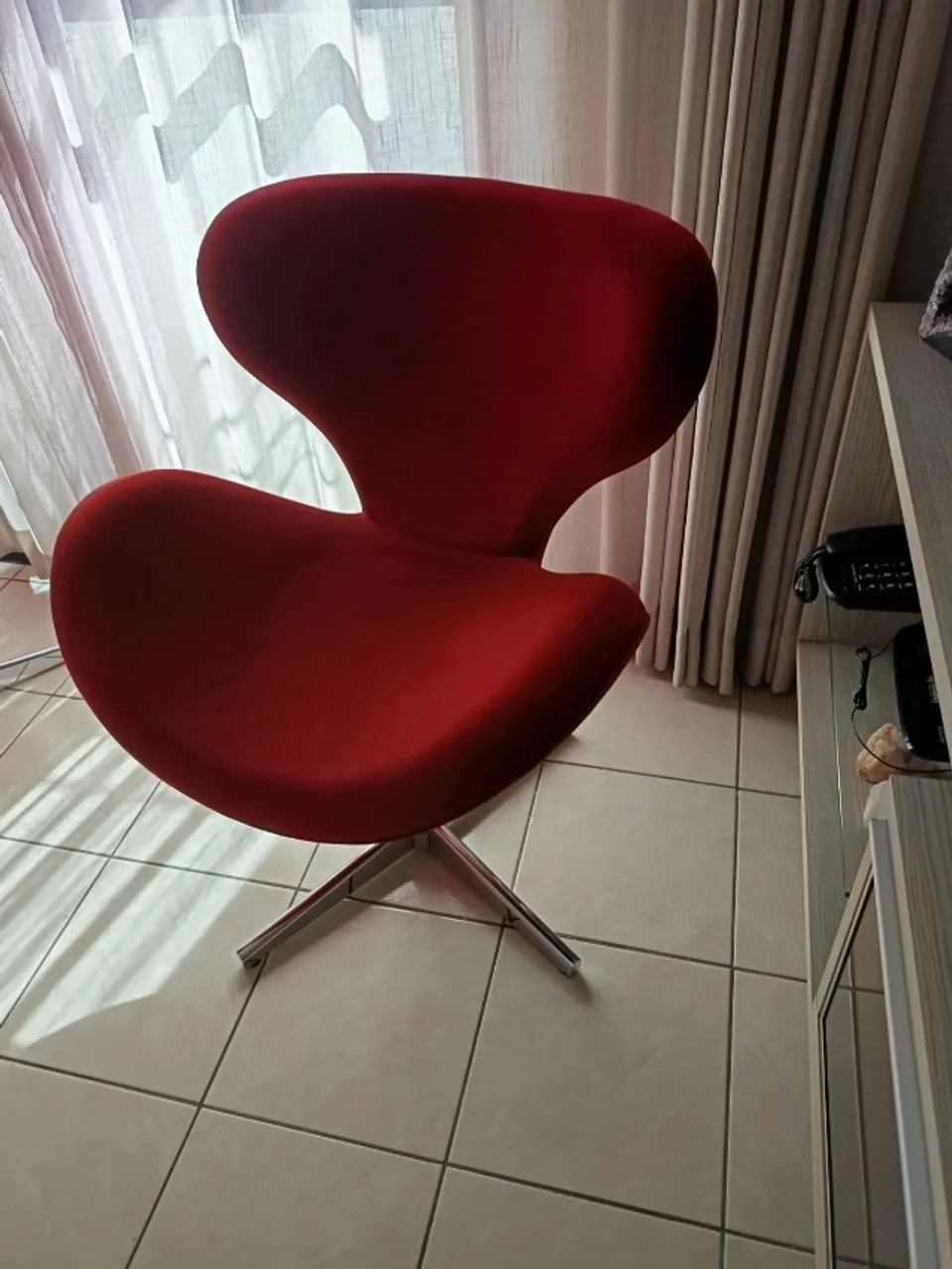 Poltrona decorativa com base giratória em inox