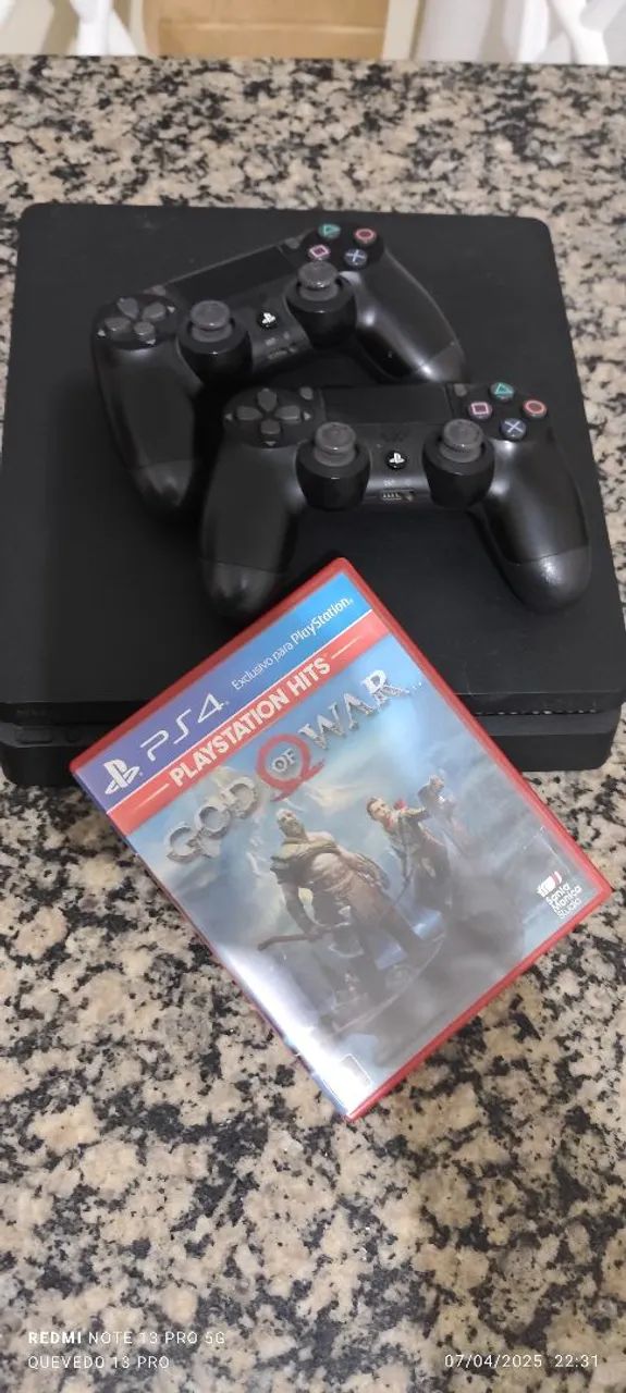 Playstation 4 com God of War + 2 controles originais 