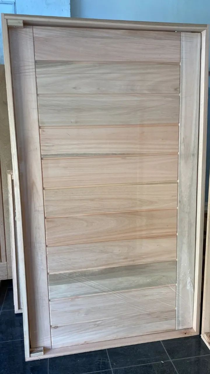 Porta Pivotante modelo BBB maciça