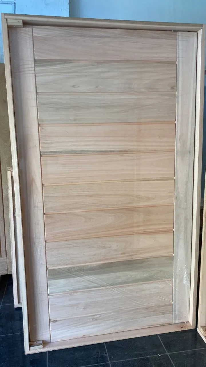 Porta Pivotante modelo BBB maciça