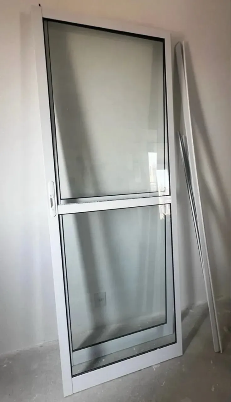 Porta de Vidro Branca Esquadrilha de Alumínio 