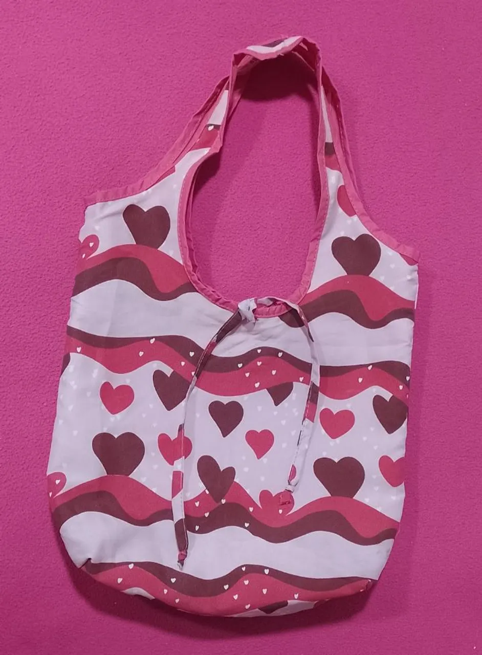 Bolsa de ombro estampada com corações