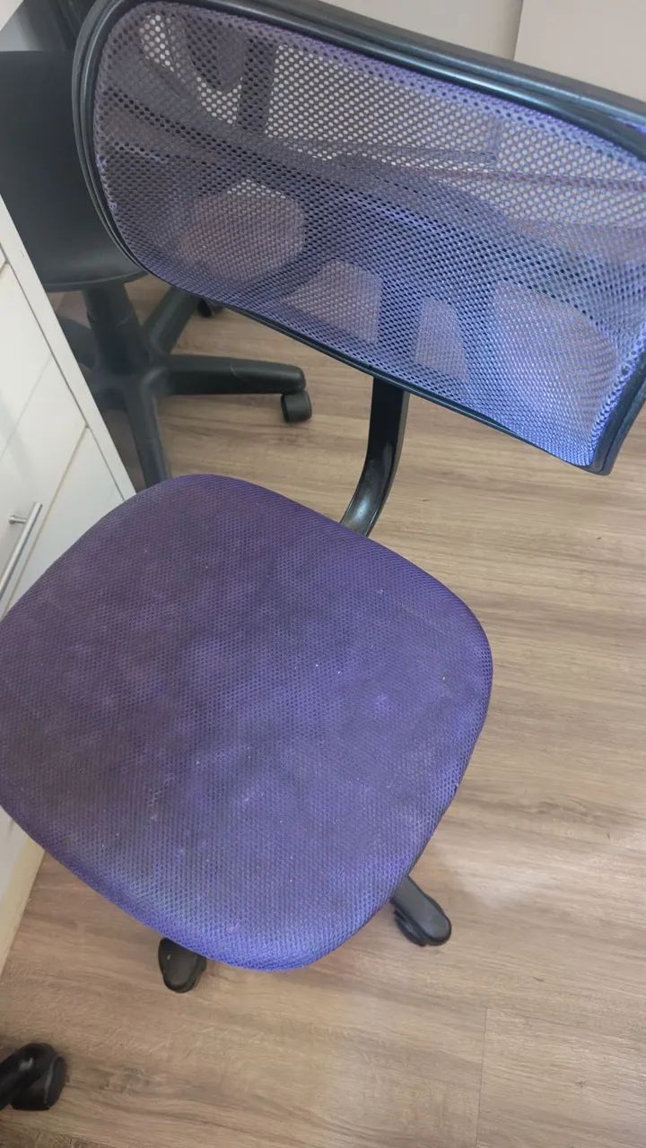 Cadeira de escritório preta e outra roxa 99 cada