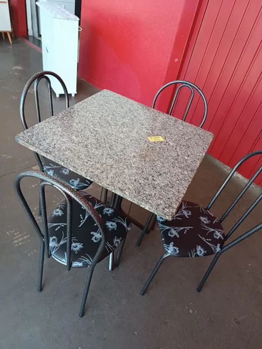 Mesa de Jantar em Granito com 4 Cadeiras nova garantia  - Foto 2
