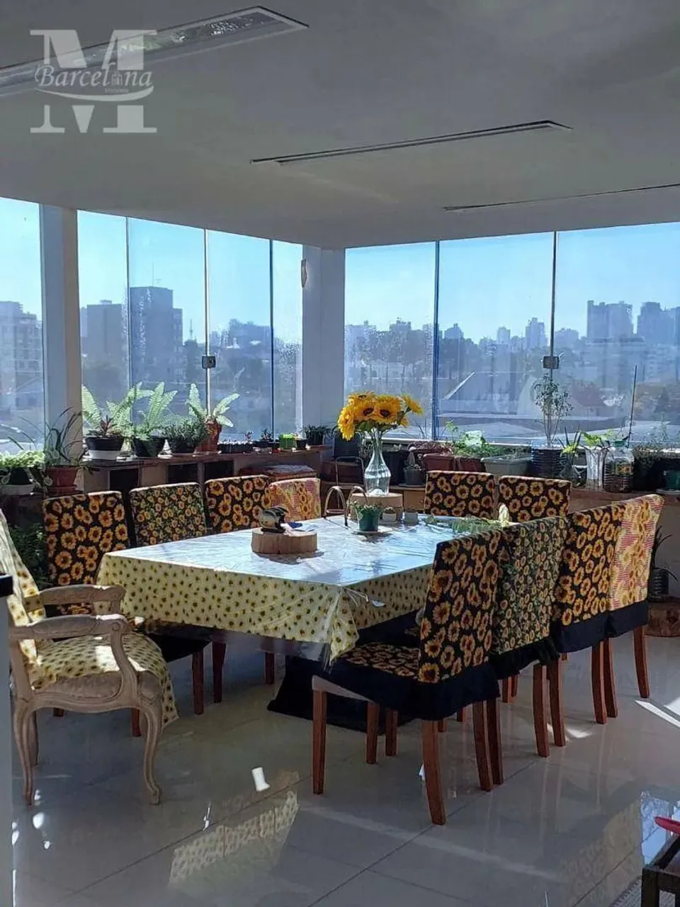 APARTAMENTO DUPLEX ATUALIZADO, FACE NORTE, COM 300 M2. LAREIRA E 3 VAGAS