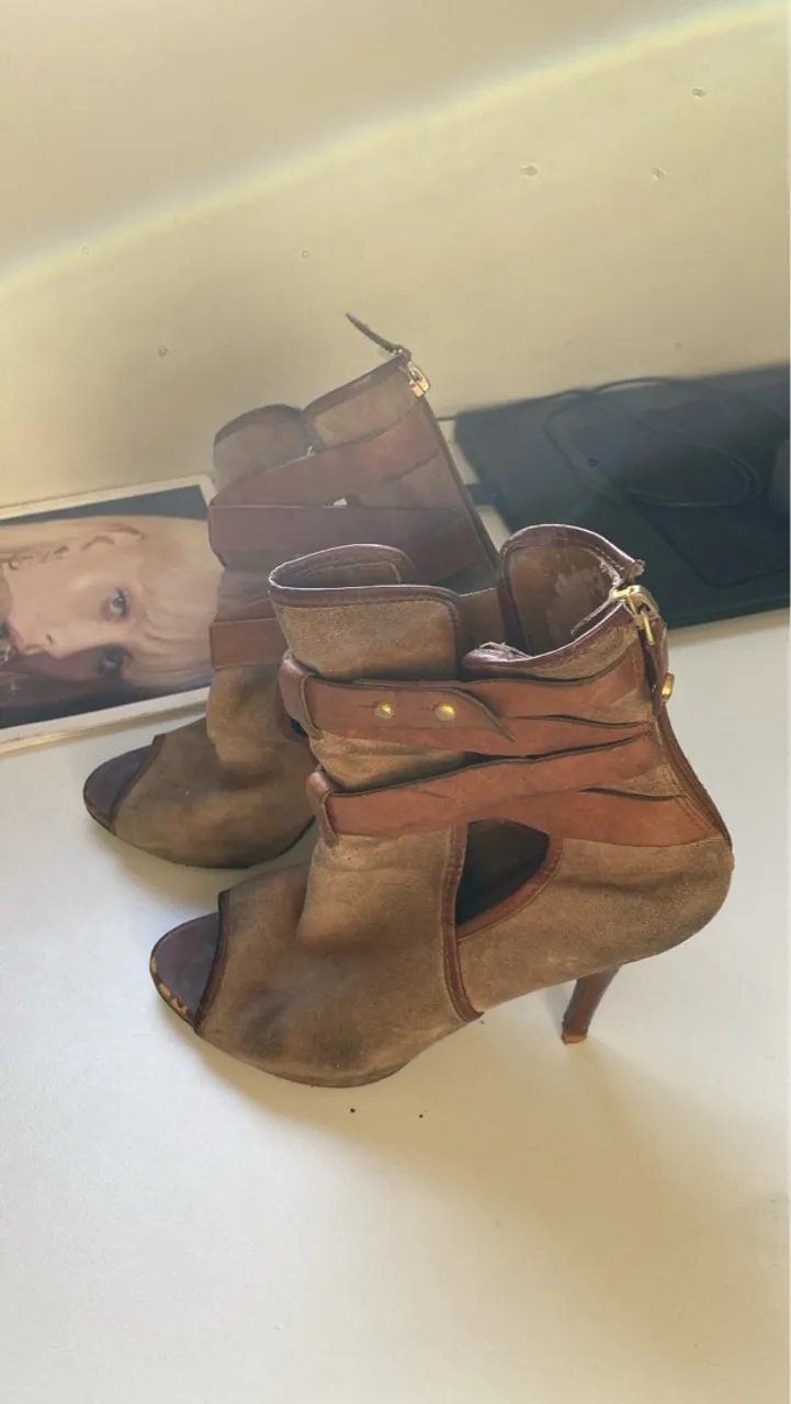 Sandália peep toe de couro marrom