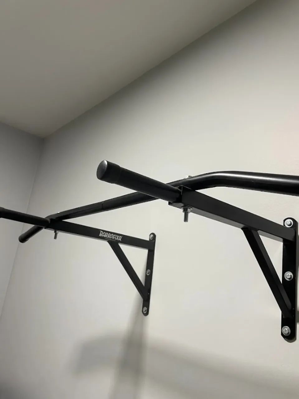 Barra Fixa de Parede para taf e treinar em casa cor preto com suporte de saco de pancada - Foto 2