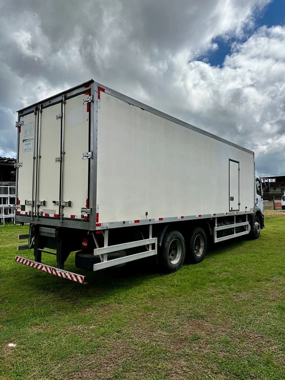 VW 24280 6x2 Constellation Prime Ano 2018 baú refrigerado, frigorífico  - Foto 6