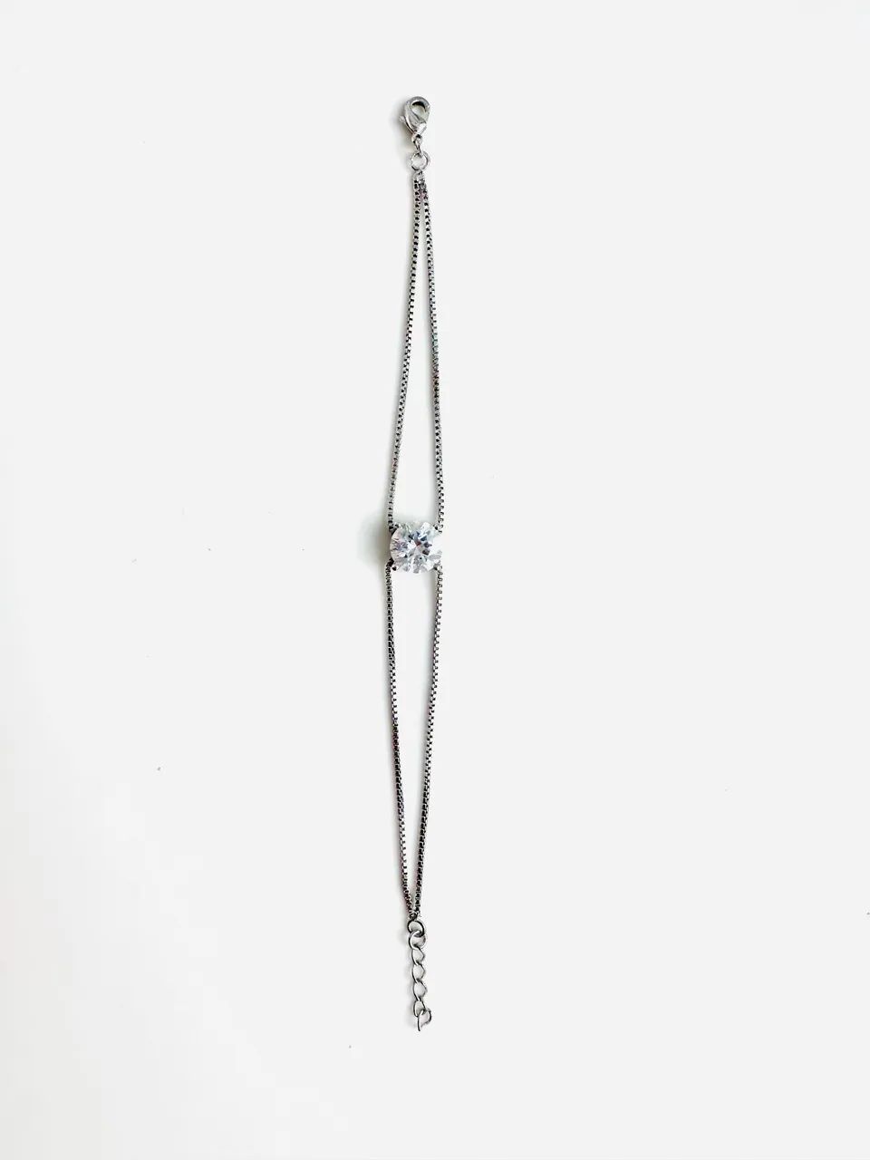 Pulseira prateada com pedra brilhante  - Foto 2