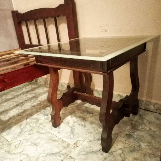 Mesa de canto em madeira de lei com tampo em vidro temperado