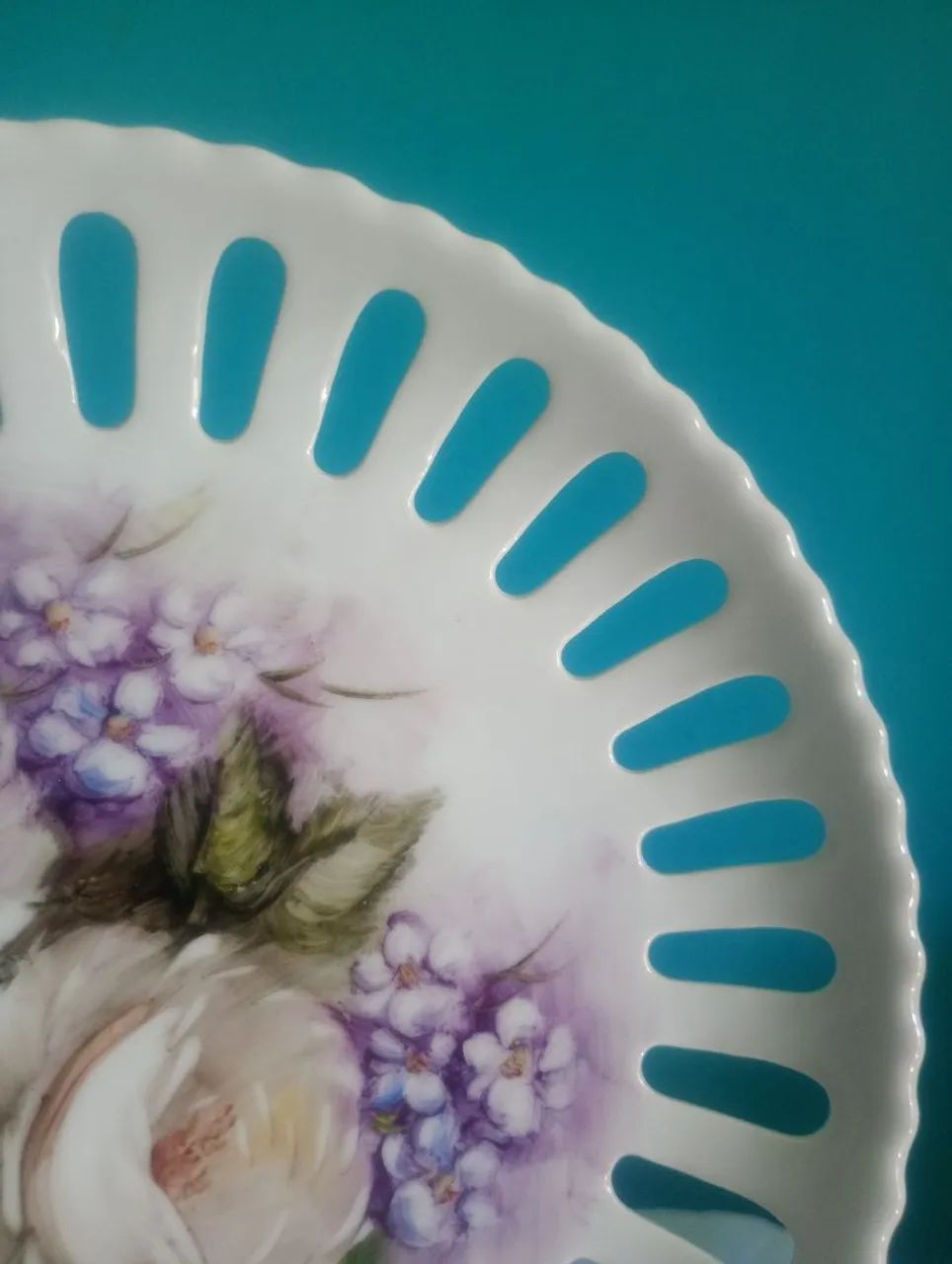 Prato de porcelana pintado a mão com rosas e violetas <br><br>19 cm<br> - Foto 3