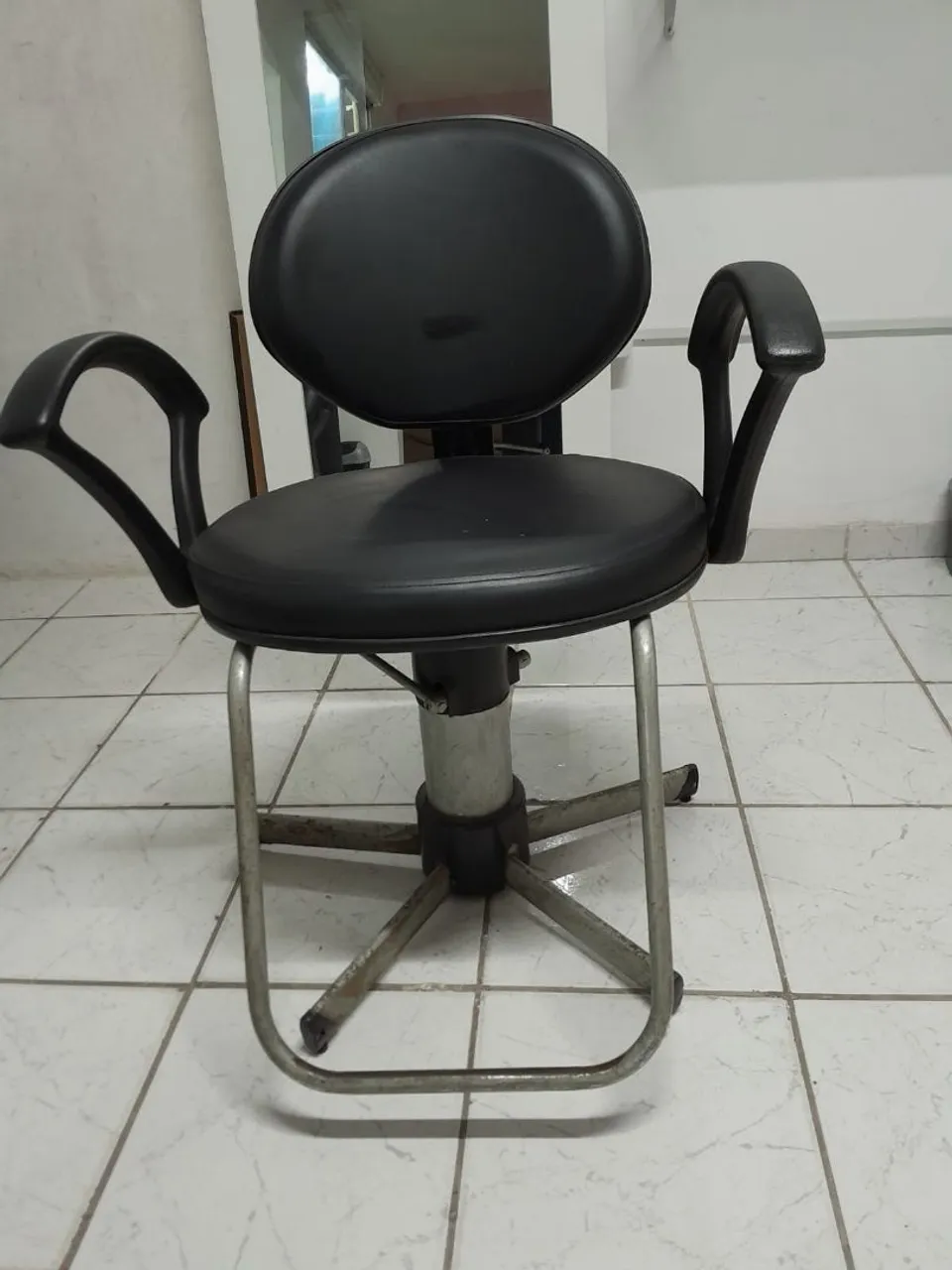 Cadeira de cabeleireiro giratória com apoio