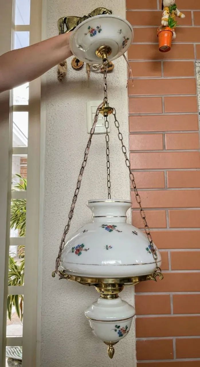 Lustre Antigo em bronze com cúpula em opalina - Foto 3