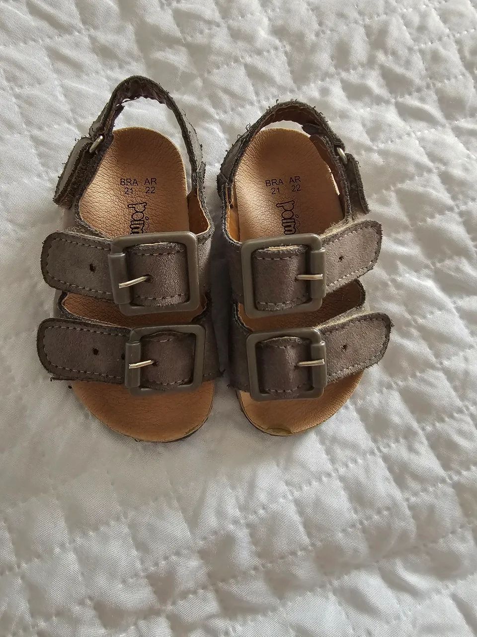 Sandálias infantis cinza com fivela e velcro