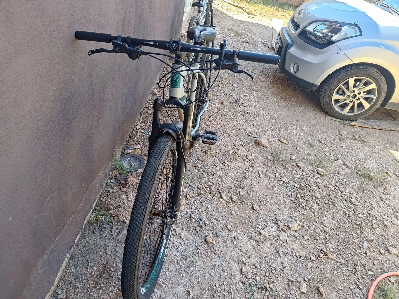 Vendo bicicleta aro 29, tamanho 19, da marca Sense, nas cores verde e preta.