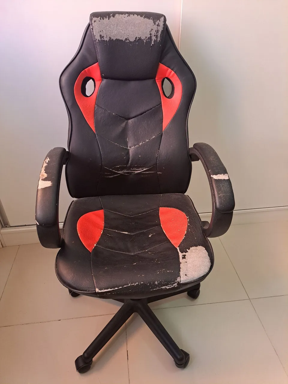Cadeira Gamer com Detalhes em Vermelho