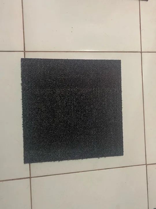 Piso flutuante em carpete azul marinho  - Foto 2