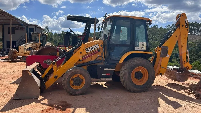 RETROESCAVADEIRA 4X4 JCB 3CX 2019