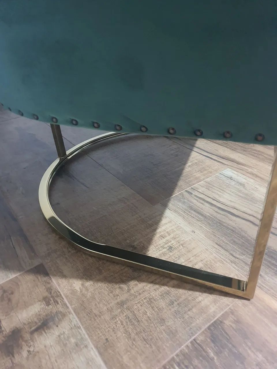 Quatro poltronas em Veludo Verde com inóx dourado - Foto 2