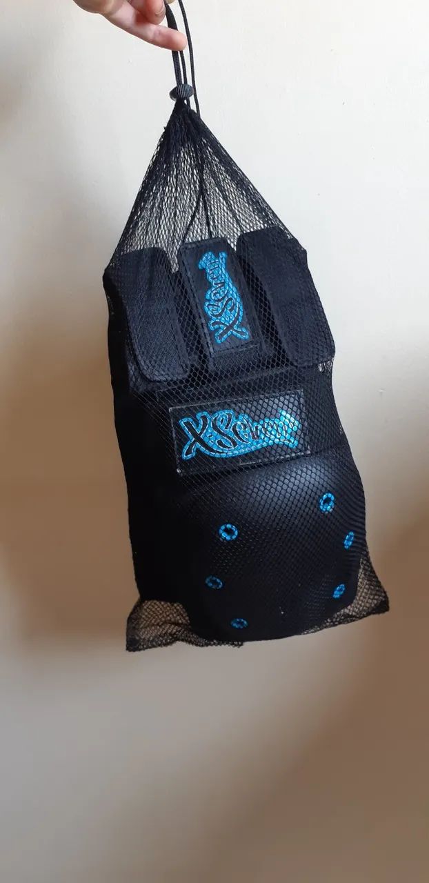 Kit Joelheira, Cotoveleira e munhequeira para skate e patins. Usado, mas em bom estado.