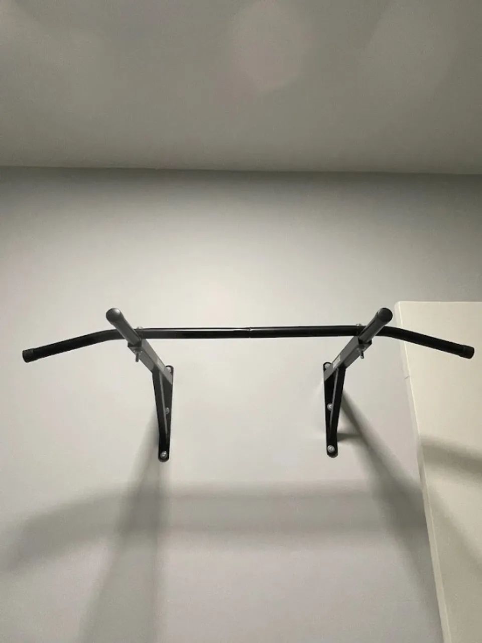 Barra Fixa de Parede para taf e treinar em casa cor preto com suporte de saco de pancada - Foto 3