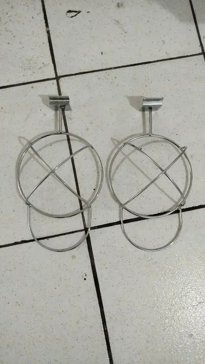 Porta-óculos de metal com design moderno