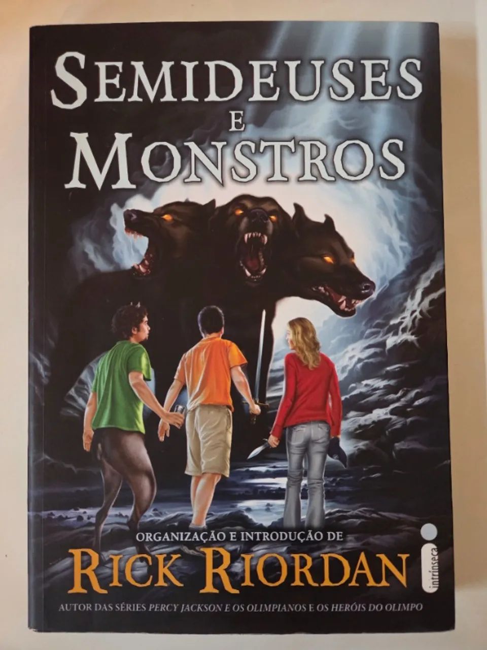 Livro "Semideuses e Monstros" - Rick Riordan
