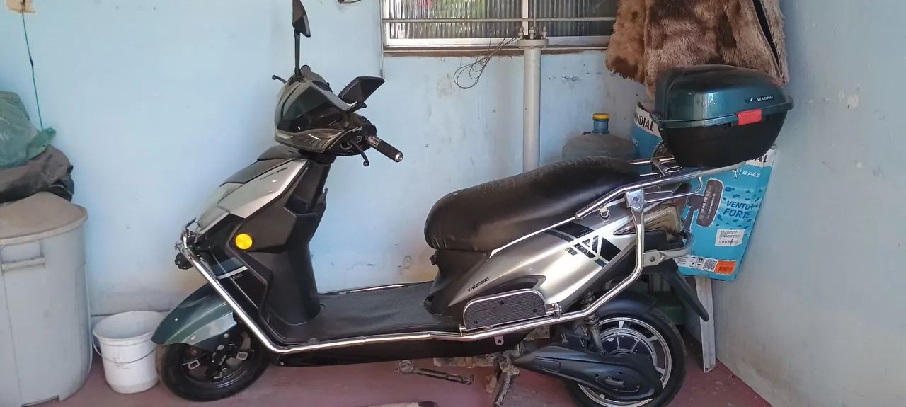 SCOOTER ELÉTRICA T4 2000W C/BAÚ