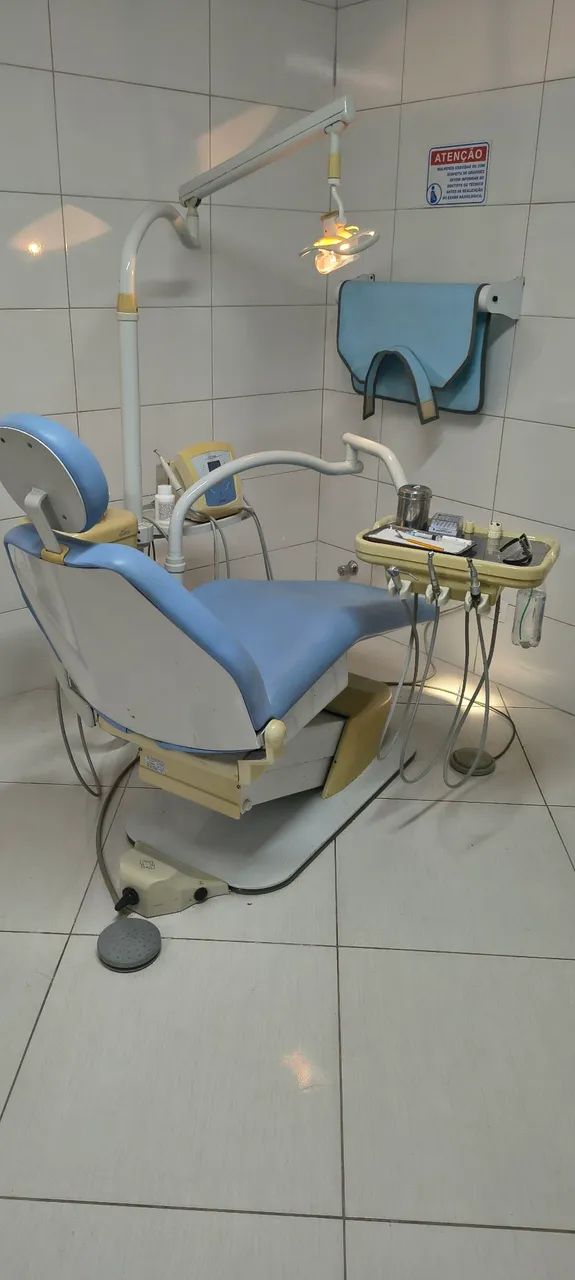Kit de cadeira odontológica, mocho e equipamento para diagnóstico, compressor e armários. 