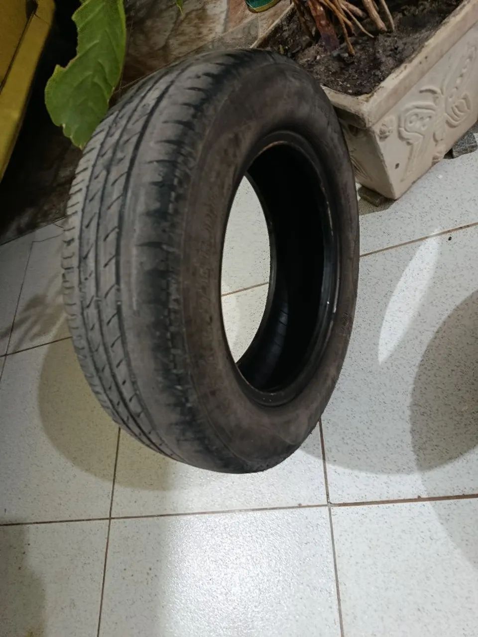 Vendo dois pneus usado 70/65/13  - Foto 4