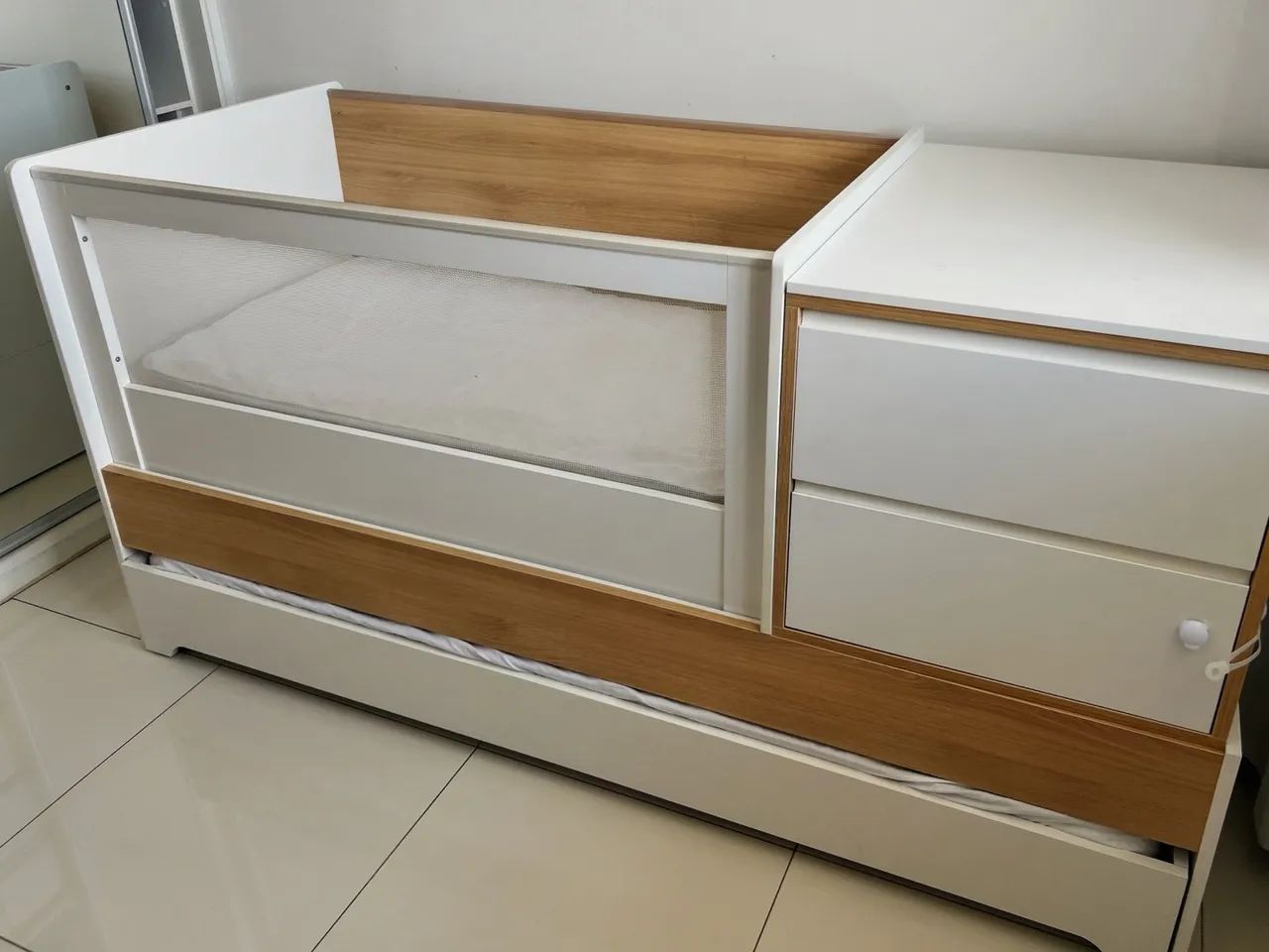 Berço Multifuncional com Cama Auxiliar Sol e Mar com Colchões e Cômoda 