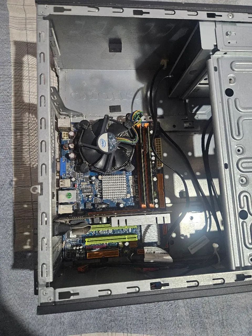 PC Pentium E5400 + 4GB RAM + GF 210