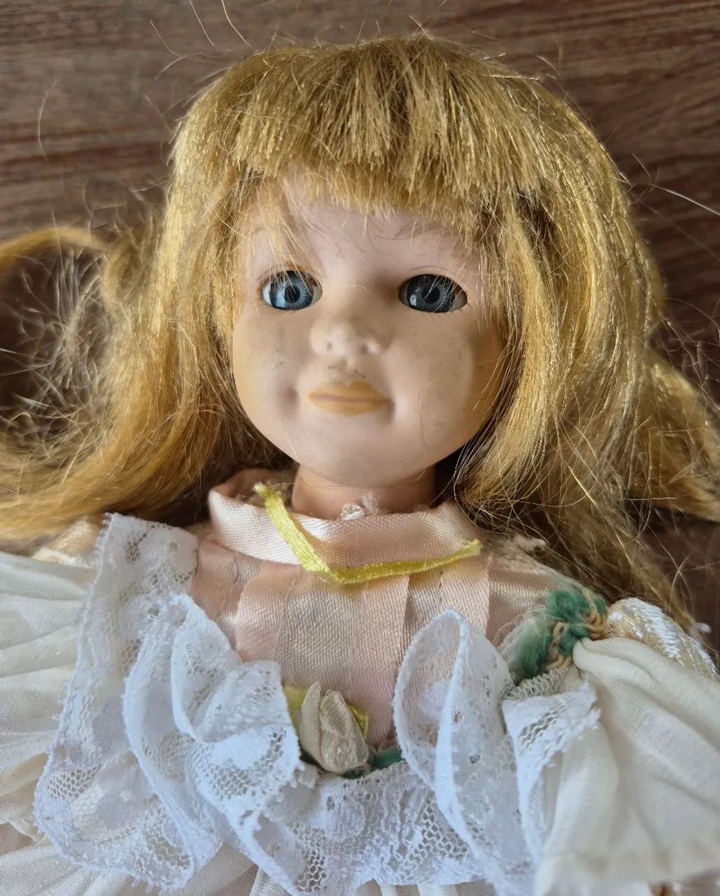 Antiga boneca de porcelana e tecido - Foto 2