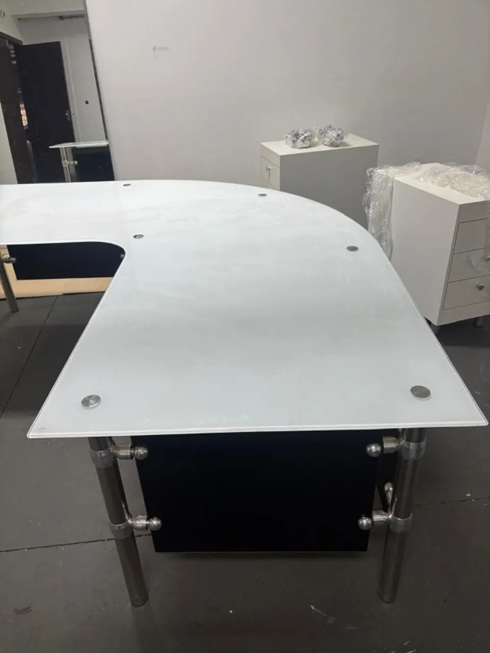 Mesa de Escritório em L com Tampo de Vidro Branco - Foto 3