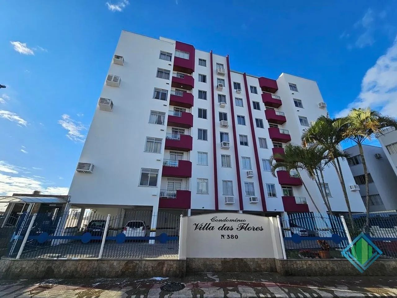 Apartamento a venda a poucos metros da Beira Mar de São José.