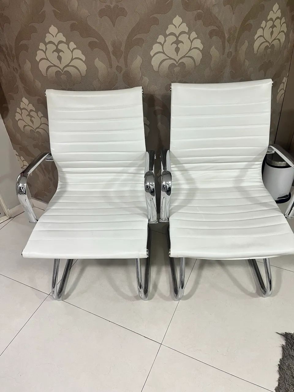 Par 2 Cadeiras Eames Branca Escritório Recepção Consultório Cromada - Foto 2