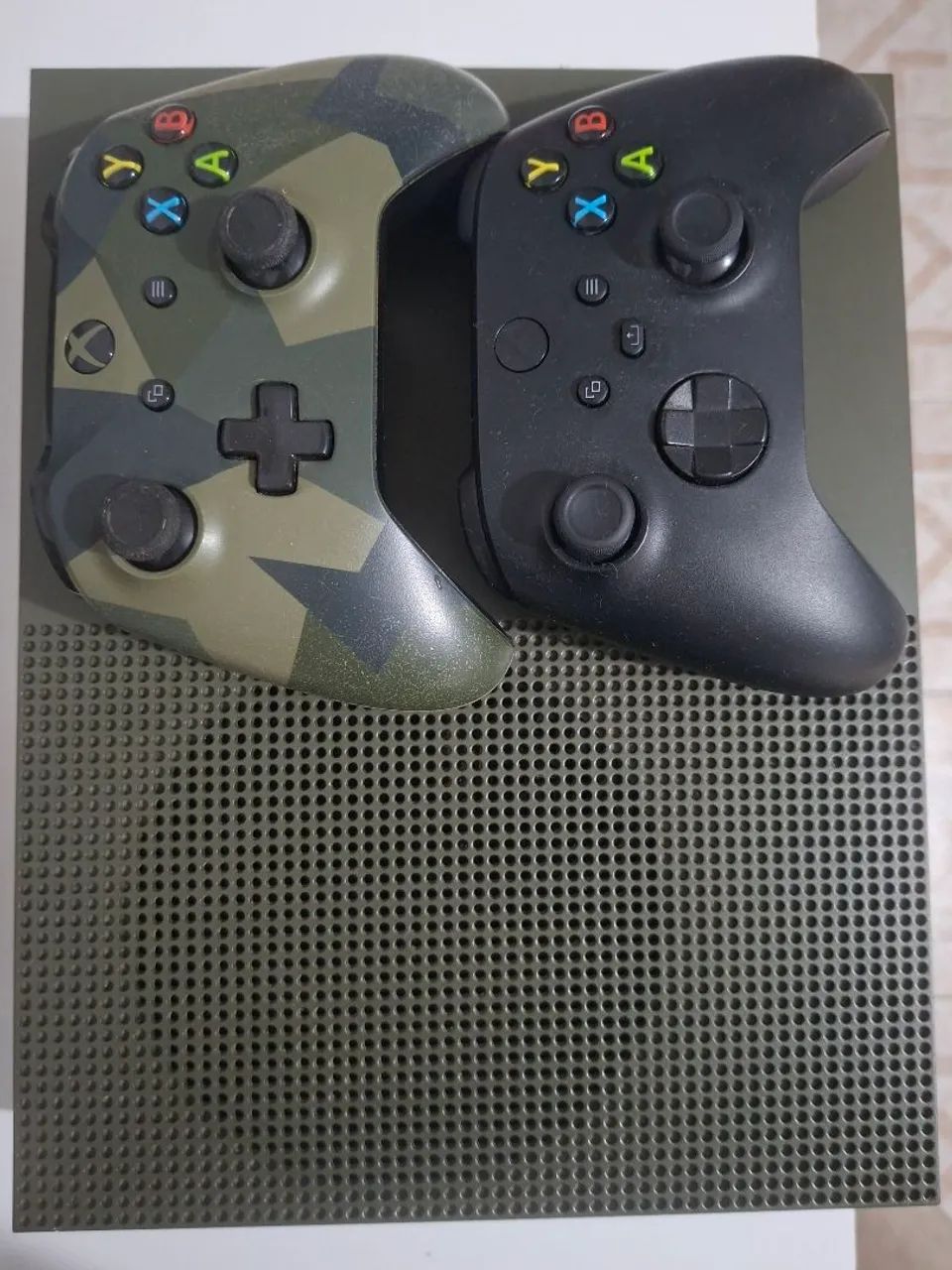 Xbox One S 1TB - 2 controles