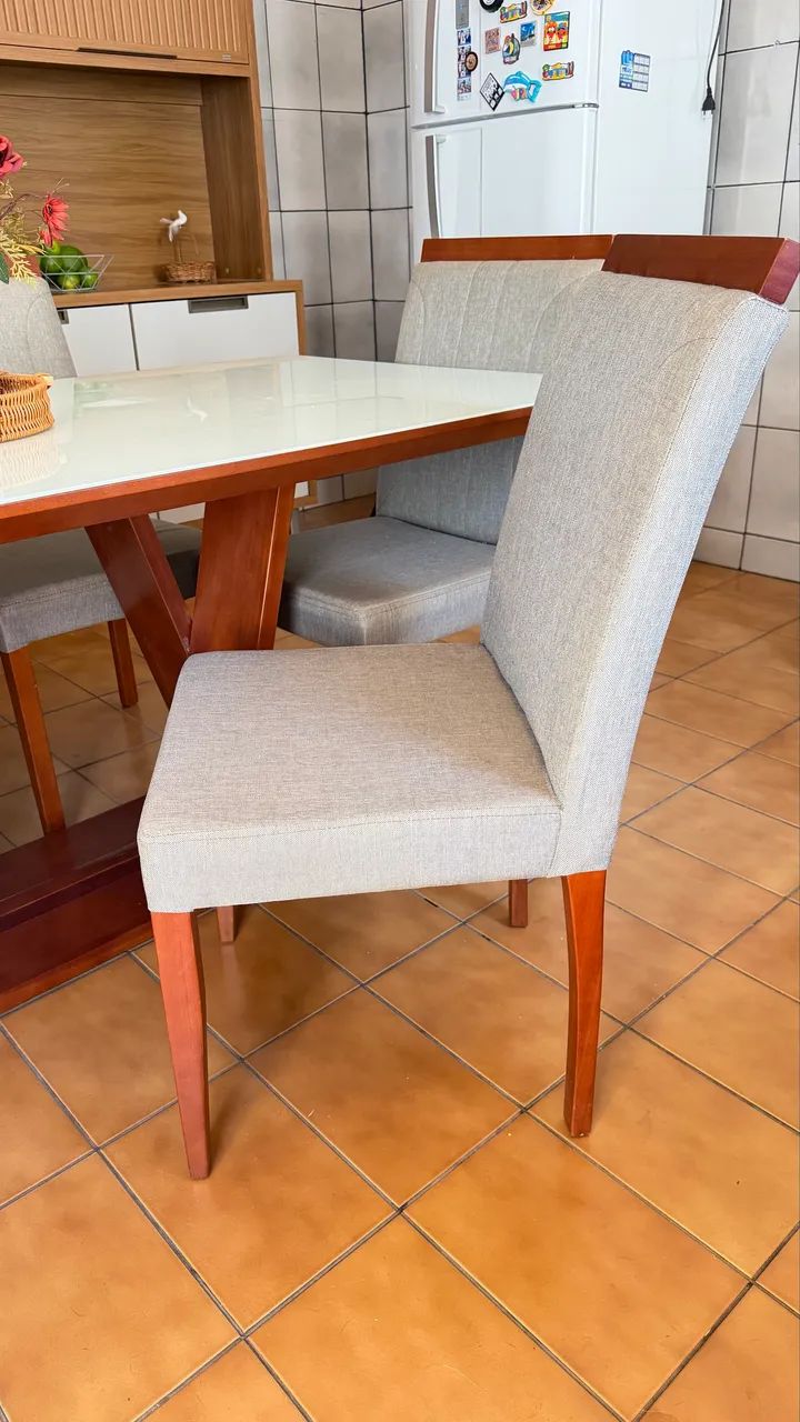 Mesa de madeira maciça com tampão de vidro e cadeiras estofadas - Foto 2