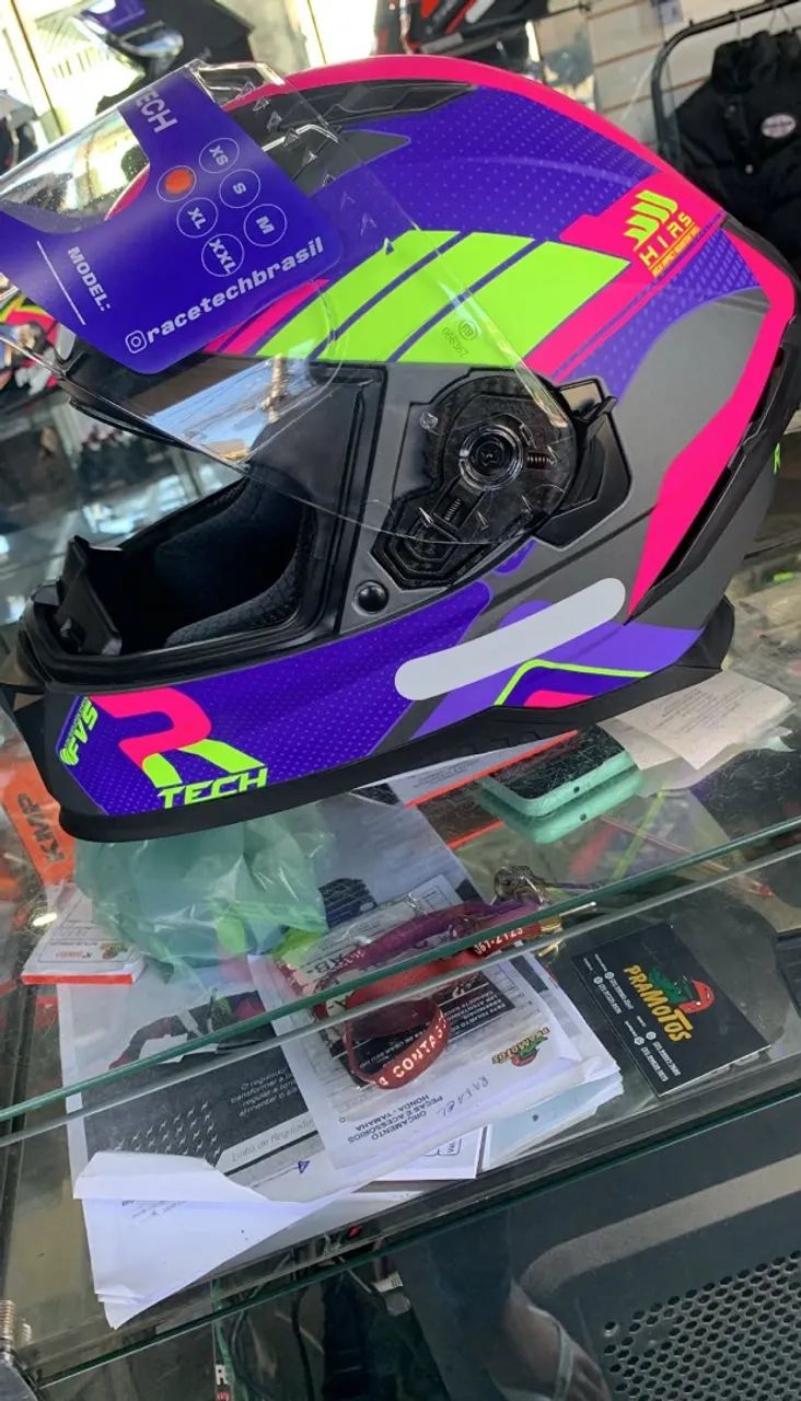 Capacete com óculos escuro