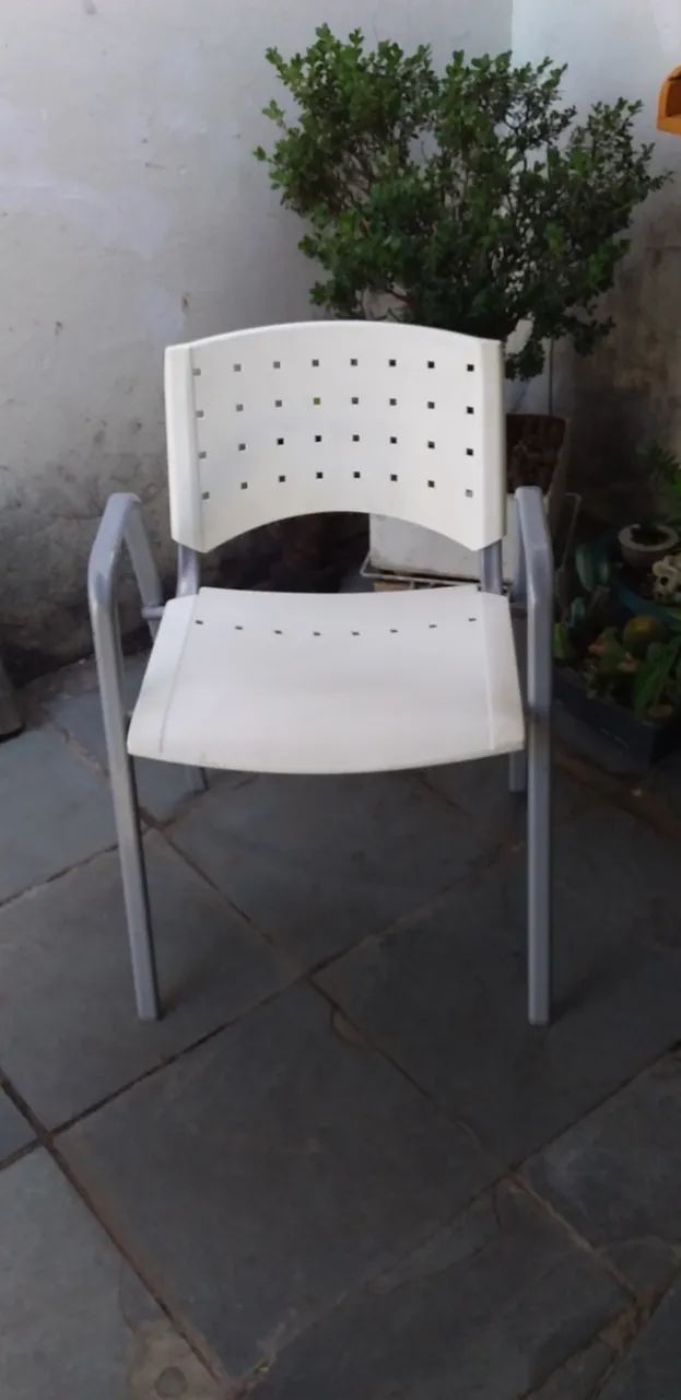 cadeira plastica com braços branca