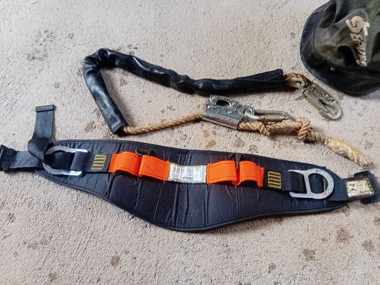 Vende-se: kit cinto, talabaixo e balde