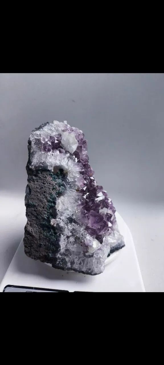 Pedra de ametista fica em pé  - Foto 3