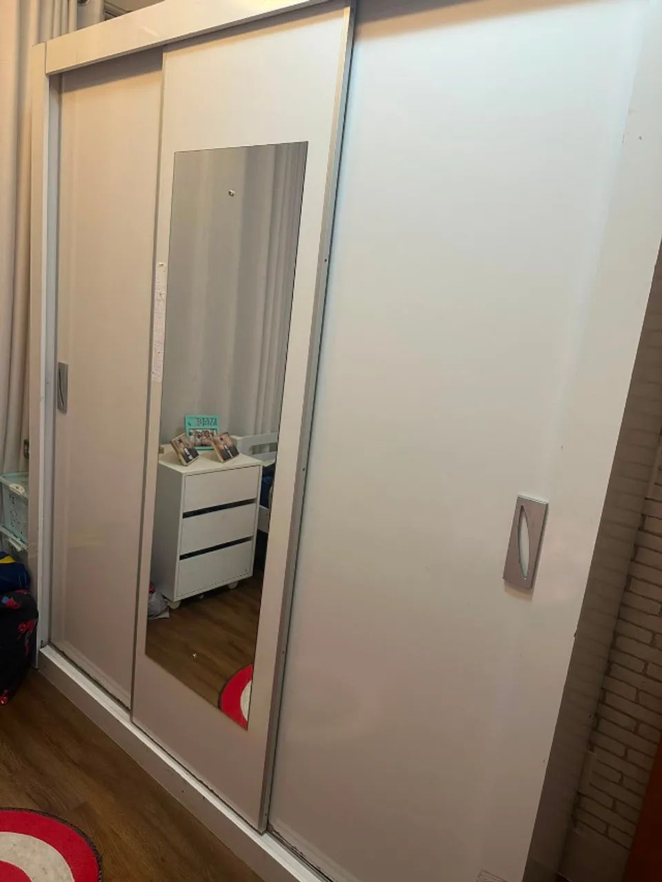 Guarda-roupa grande com 3 portas de correr e espelho