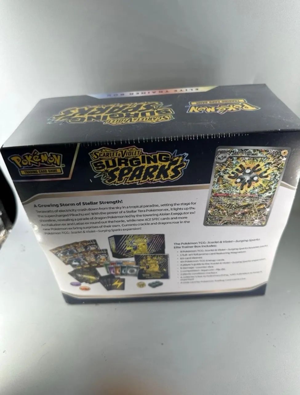 ETB- Surging Sparks Inglês Lacrada Pokémon  - Foto 2